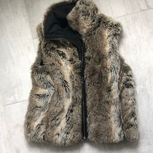Awesome reversible faux fur zip vest! 🖤